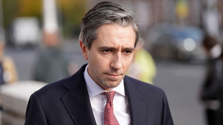 Předseda vlády Simon Harris hovoří se zástupci médií před budovou vlády v Dublinu. Datum snímku: středa 30. října 2024.