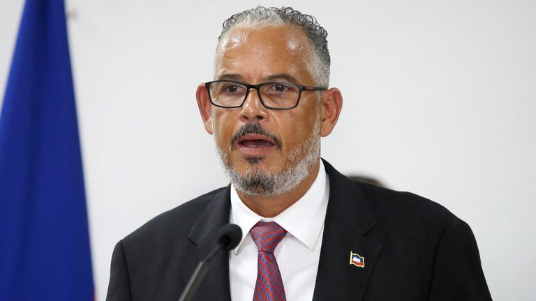 Haitský premiér Alix Didier Fils-Aime promlouvá k publiku poté, co se ujal úřadu nového prozatímního vůdce země v Port-au-Prince, Haiti 11. listopadu 2024. REUTERS/Marckinson Pierre