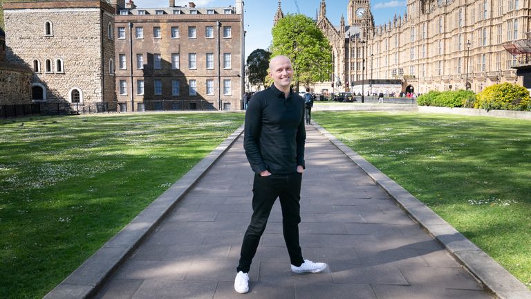 Vůdce SNP Westminster Stephen Flynn poté, co promluvil s médii na College Green v Londýně před Westminsterským palácem po oznámení, že Humza Yousaf odstoupí z funkce vůdce SNP a prvního ministra Skotska, aniž by musel čelit hlasování o nedůvěře svému vedení. . Datum snímku: pondělí 29. dubna 2024.