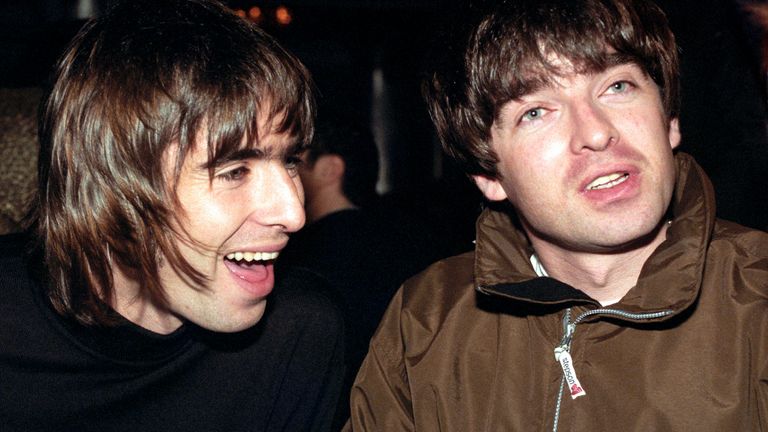 Hvězdy skupiny Oasis Liam a Noel Gallagherovi na snímku na předávání hudebních cen Q Magazine v Londýně. Frontman skupiny Oasis Liam převzal jménem kapely trofej pro nejlepšího herce na světě k 10. výročí udílení cen. * Dne 14.11.96 byli Oasis vyhlášeni jako vítězové v kategorii Nejlepší skupina v MTV Europe Awards, ale na akci se nezúčastnili. Viz příběh PA SHOWBIZ MTV. Foto Fiona Hanson/PA.