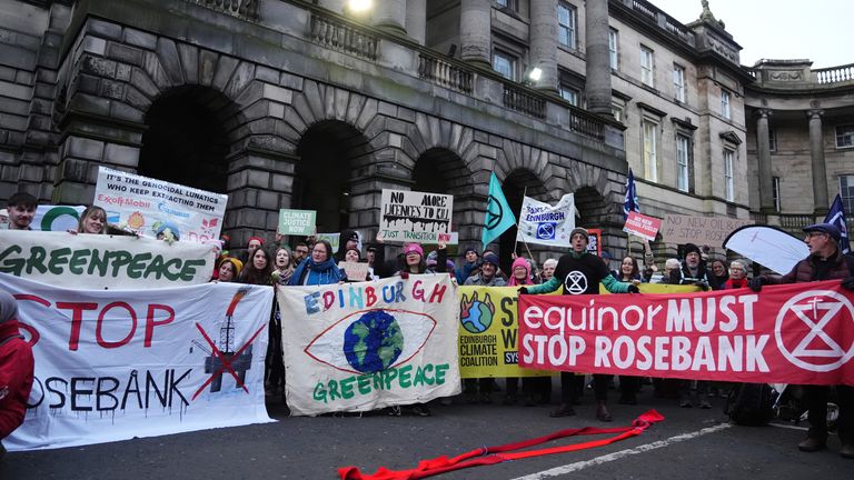 Klimatičtí aktivisté z Greenpeace a Uplift během demonstrace před Scottish Court of Session v Edinburghu, v první den soudního slyšení Rosebank a Kavka. Datum snímku: úterý 12. listopadu 2024.