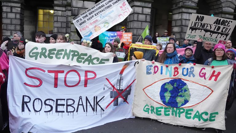 Klimatičtí aktivisté z Greenpeace a Uplift během demonstrace před Scottish Court of Session v Edinburghu v první den soudního slyšení Rosebank a Kavka. Datum snímku: úterý 12. listopadu 2024.