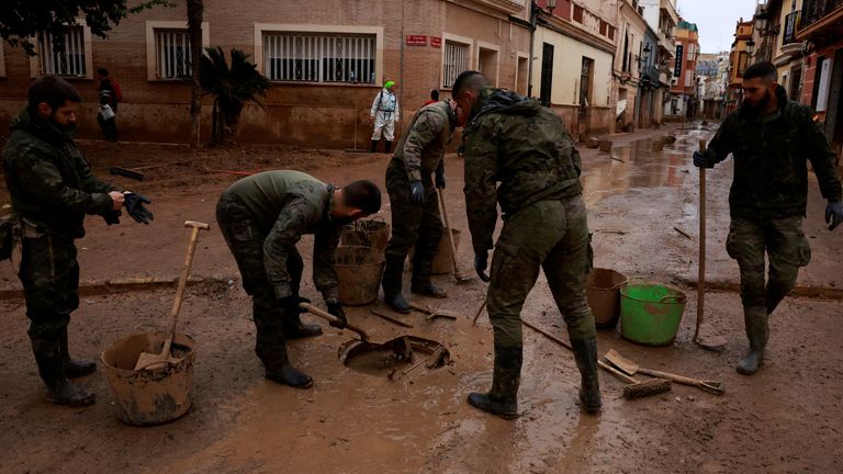 Armádní personál čistí kanalizační systém zablokovaný bahnem v Paiporta ve Valencii. Snímek: Reuters