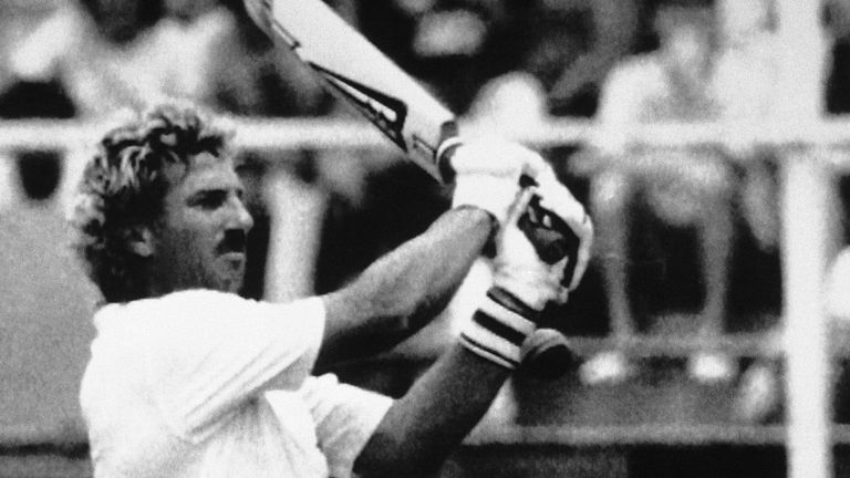 Anglický všestranný hráč Ian Botham zavěsil míč od australského Merva Hughese za 4, během směny 138 v prvním testu popela mezi Anglií a Austrálií na kriketovém hřišti Brisbane, ve Woolloongabba, Brisbane, 15. listopadu 1986. Anglie porazila Austrálie o sedm branek. (fotografie AP)