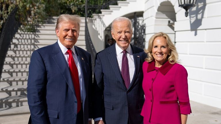 Donald Trump s Joem a Jill Biden v Bílém domě. Obrázek: Bílý dům