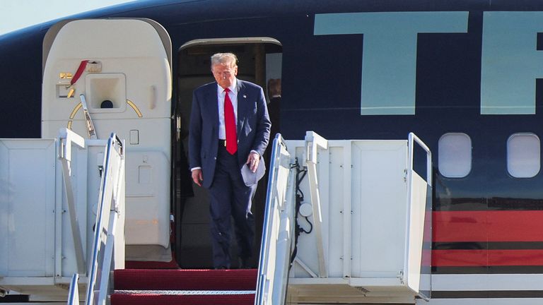 Donald Trump přijíždí před schůzkou s prezidentem Joe Bidenem.  Snímek: Reuters