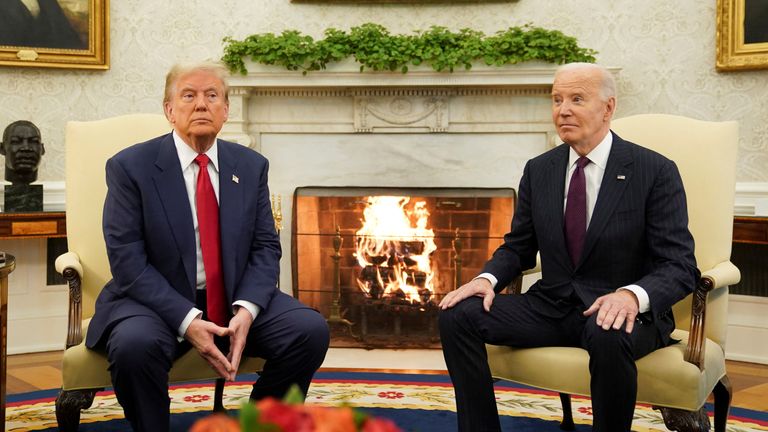 Americký prezident Joe Biden se setkal se zvoleným prezidentem Donaldem Trumpem v Oválné pracovně Bílého domu ve Washingtonu, USA, 13. listopadu 2024. REUTERS/Kevin Lamarque