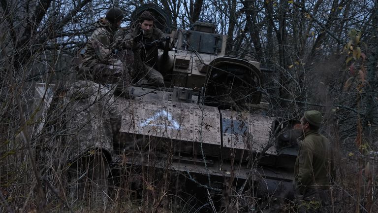 Americké bojové vozidlo Bradley, které ukrajinští vojáci považují za životně důležité ve svém úsilí