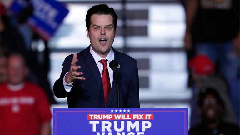 Poslanec Matt Gaetz, R-Fla., promluvil před republikánským kandidátem na prezidenta Donalda Trumpa na předvolebním shromáždění na Lee's Family Forum, čtvrtek 31. října 2024 v Hendersonu, Nev. (AP Photo/Evan Vucci)