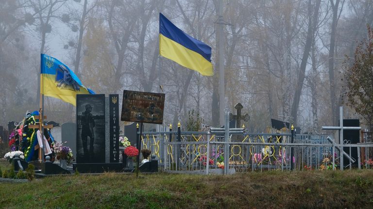 Vlajky označují hroby ukrajinských válečných mrtvých