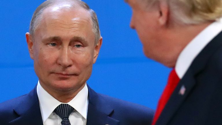 Ruský prezident Vladimir Putin a americký prezident Donald Trump jsou viděni během summitu G20 v Buenos Aires, Argentina 30. listopadu 2018. REUTERS/Marcos Brindicci