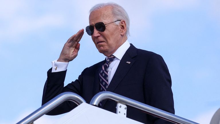 Americký prezident Joe Biden zasalutuje na palubě Air Force One při odletu do Wilmingtonu v Delaware ze společné základny Andrews v Marylandu, USA, 11. listopadu 2024. REUTERS/Hannah McKay