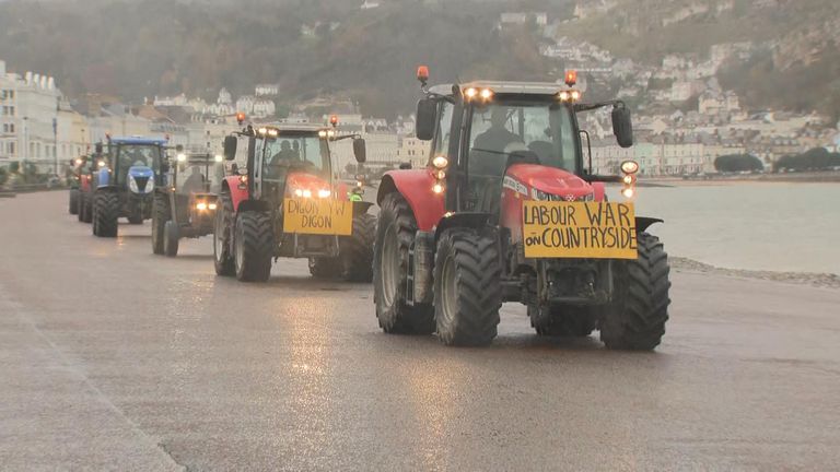 Farmářský traktor protestuje před velšskou labouristickou konferencí v Llandudnu v severním Walesu