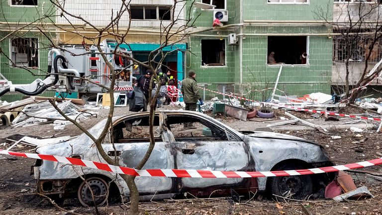 Pohled ukazuje obytnou budovu, která byla poškozena úderem ruské rakety, uprostřed ruského útoku na Ukrajinu, v Sumy na Ukrajině 18. listopadu 2024. REUTERS/Stringer