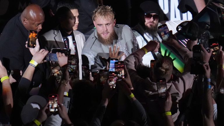 Jake Paul je hnán do ringu před boxerským zápasem těžké váhy proti Mikeu Tysonovi, pátek 15. listopadu 2024 v Arlingtonu v Texasu. (AP Photo/Julio Cortez)