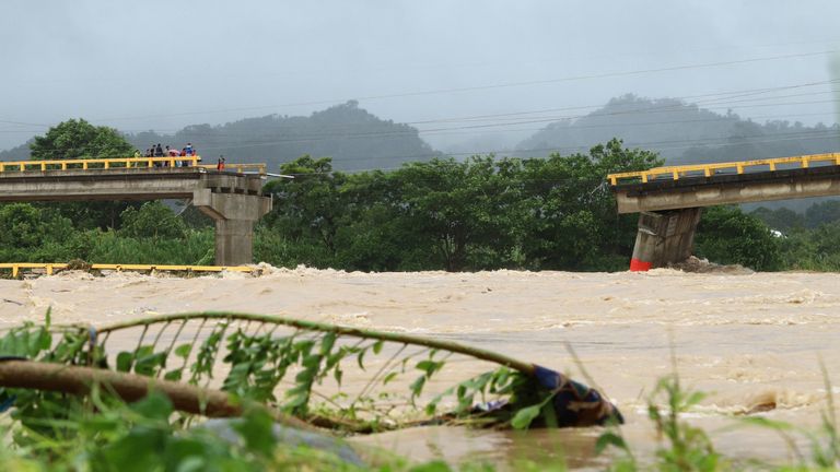 Most se částečně zřítil poté, co se řeka Cangrejal vylila z břehů kvůli silnému dešti způsobenému tropickou bouří Sara. Snímek: Reuters