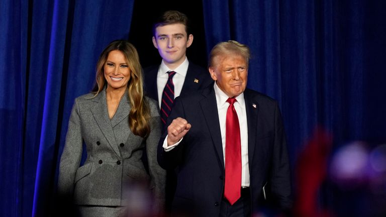 Donald Trump, Melania a Barron dorazí na volební noční hlídku.  Obrázek: AP