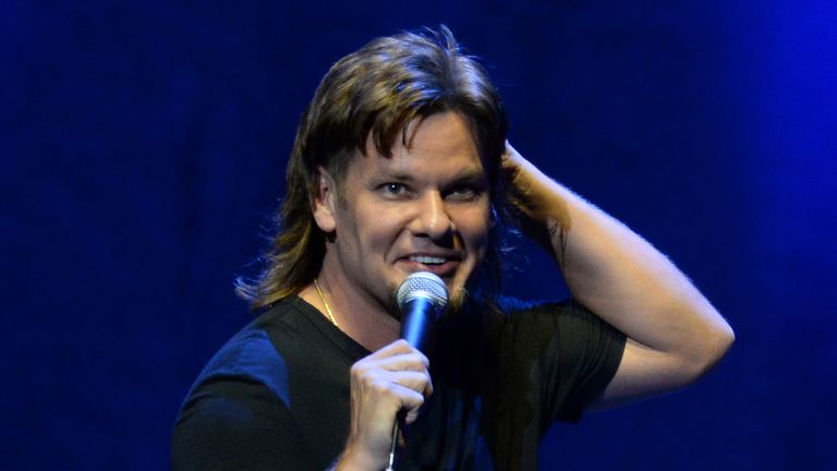 Theo Von na snímku během stand-up vystoupení v roce 2022. Obr: mpi04/MediaPunch /IPX