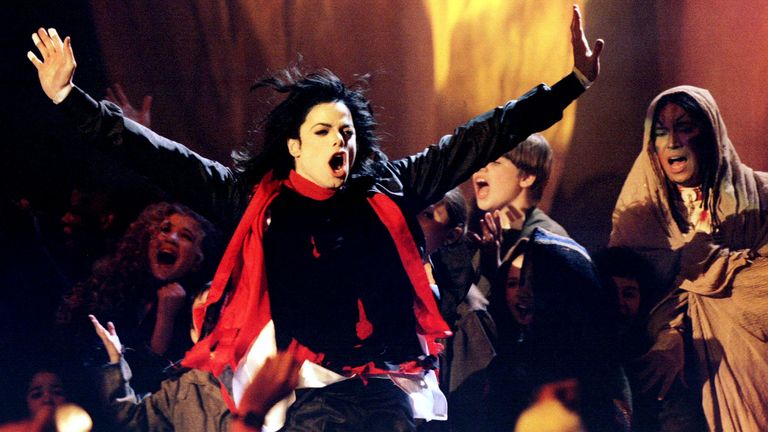 Jarvis Cocker z Pulpu vtrhl na pódium během vystoupení Michaela Jacksona Earth Song na Brit Awards v roce 1996. Obr: Reuters