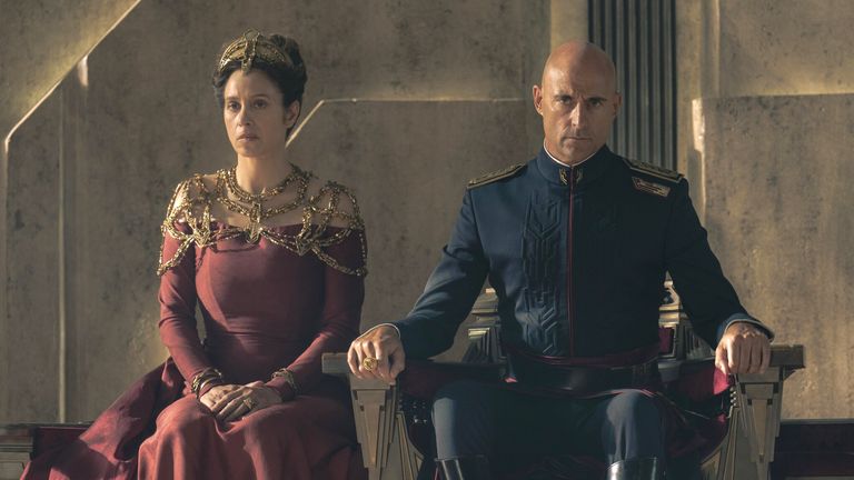 Jodhi May jako císařovna Natalya Arat Corrino a Mark Strong jako císař Javicco Corrino v Duně - Proroctví. Snímek: Sky Atlantic/HBO