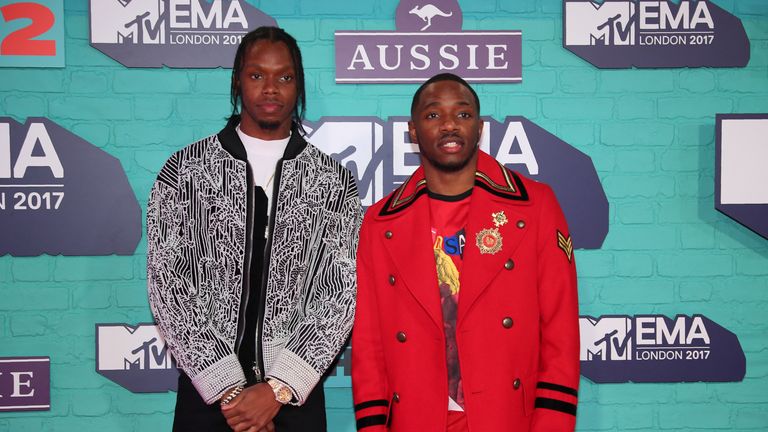 Britské rapové duo Krept a Konan dorazí na 2017 MTV Europe Music Awards ve Wembley Areně v Londýně, Británie, 12. listopadu 2017. REUTERS/Hannah McKay