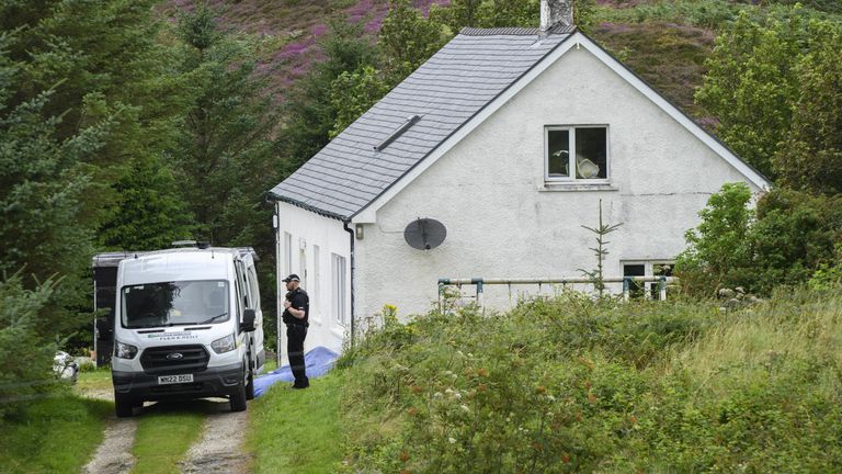 Policie na místě incidentu v Tarskavaig, vesnici crofting na západním pobřeží Sleat na Isle of Skye ve Skotsku. Skotská policie uvedla, že policisté byli původně povoláni do oblasti Tarskavaig na Skye ve středu krátce před devátou hodinou ráno poté, co bylo nahlášeno, že 32letá žena byla vážně zraněna na pozemku. Od té doby byla převezena k ošetření do Fakultní nemocnice královny Alžběty v Glasgow. Datum snímku: čtvrtek 11. srpna 2022.