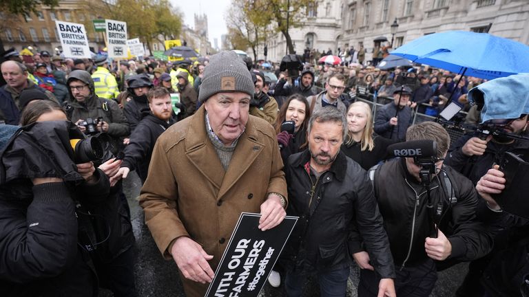 Jeremy Clarkson se připojuje k protestu farmářů v centru Londýna 