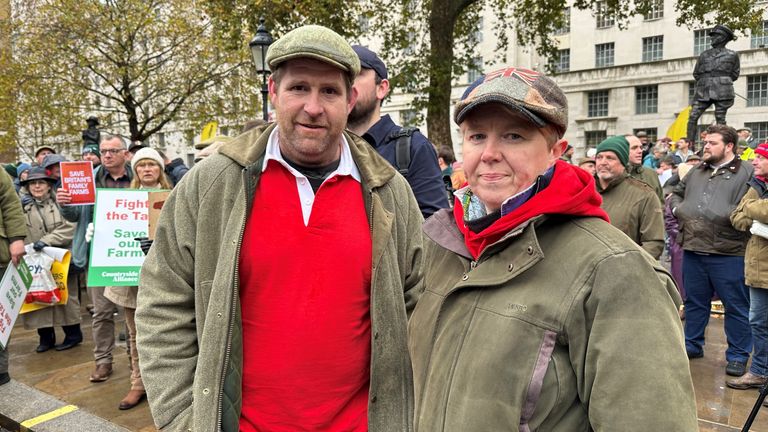 Huw a Jen Ellisovi z Welshpoolu provozují farmu s hovězím a ovčím masem o rozloze 1 500 akrů, na protestu v centru Londýna proti změnám dědické daně 