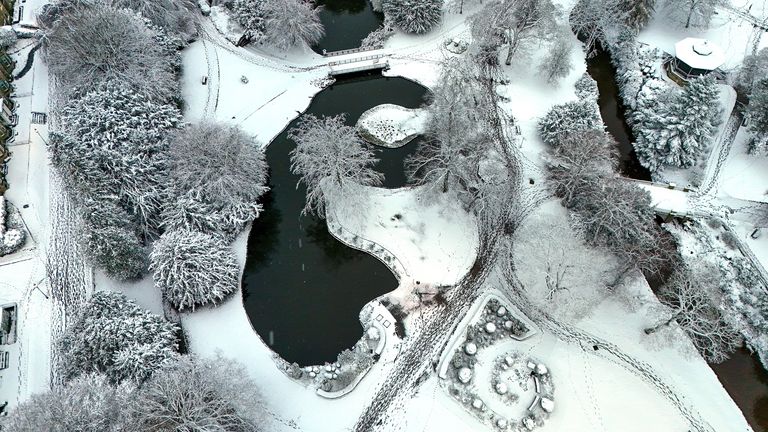 Pohled na zasněžený park po nočním sněžení v Buxtonu, Derbyshire. Spojené království se připravuje na sníh, led a nízké teploty, protože v nadcházejících dnech může Spojené království napadnout až 20 cm sněhu. Datum snímku: úterý 19. listopadu 2024. PA Foto. Viz příběh PA POČASÍ Sníh. Fotografický kredit by měl znít: Peter Byrne/PA Wire