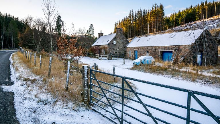 Sníh a led v Corgaff v Aberdeenshire. Spojené království se připravuje na sníh, led a nízké teploty, protože v nadcházejících dnech může Spojené království napadnout až 20 cm sněhu. Datum snímku: pondělí 18. listopadu 2024. PA Foto. Viz příběh PA POČASÍ Sníh. Fotografický kredit by měl znít: Jane Barlow/PA Wire