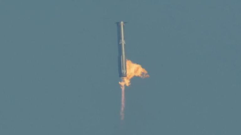 Raketový posilovač SpaceX Starship se rozstříkl v Mexickém zálivu poté, co operátoři SpaceX usoudili, že nebyla splněna kritéria pro to, aby věž zachytila ​​posilovač.