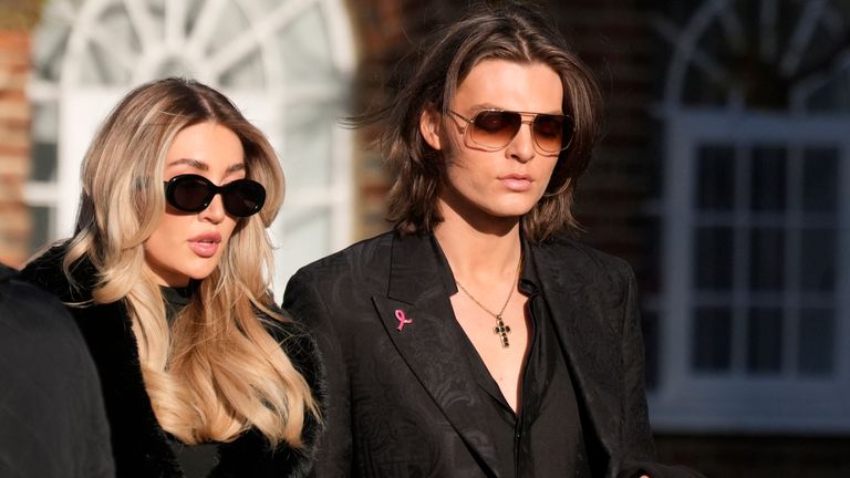 Damian Hurley (vpravo) a Kate Cassidy (uprostřed) přijíždějí na pohřební obřad zpěváka One Direction Liama ​​Payna do kostela St Mary's v Amershamu v Buckinghamshire. Datum snímku: středa 20. listopadu 2024. PA Foto. Zpěvák zemřel po pádu z balkonu ve třetím patře hotelu Casa Sur v Buenos Aires minulý měsíc ve věku 31 let. Viz příběh PA FUNERAL Payne. Fotografický kredit by měl znít: Andrew Matthews/PA Wire      