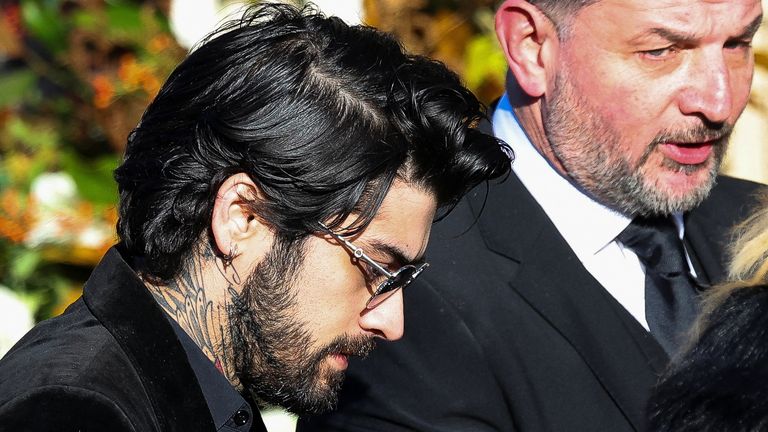 Zayn Malik přijíždí, aby se zúčastnil pohřbu bývalého zpěváka One Direction Liama ​​Payna v kostele St. Mary's Church v Amersham poblíž Londýna, Británie, 20. listopadu 2024. REUTERS/Toby Melville