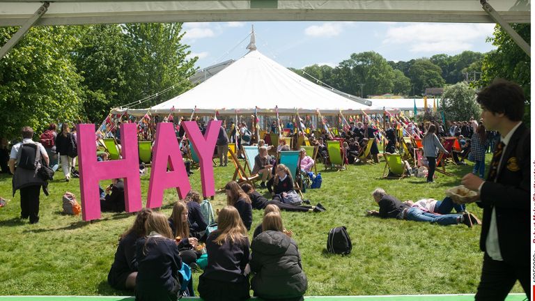 Fotograf Robert Melen/Shutterstock Hay Festival of Art and Literature, Powys, Wales, UK – 27. května 2022 Davy na Hay Festival of Art and Literature 2022 v Powys, Wales. Festival potrvá do příštího týdne a přitahuje autory z celého světa, aby se ho zúčastnili.    27. května 2022