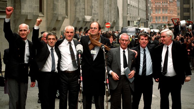 Birmingham Six před Old Bailey v Londýně poté, co jejich odsouzení bylo zrušeno. Zleva doprava: John Walker, Paddy Hill. Hugh Callaghan, poslanec Chris Mullen (který propagoval jejich propuštění), Richard McIlkenny, Gerry Hunter a William Power. 