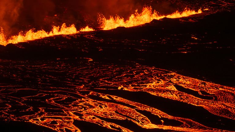 Nová sopečná erupce, která začala na poloostrově Reykjanes na Islandu, ve středu 20. listopadu 2024. (AP Photo/Marco di Marco)