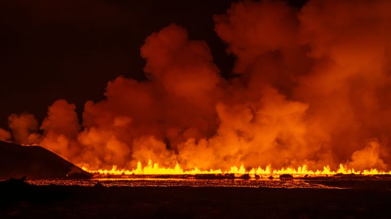 Nová sopečná erupce, která začala na poloostrově Reykjanes při pohledu z Grindavikurvegur, silnice do Grindavik na Islandu, středa 20. listopadu 2024. (AP Photo/Marco di Marco)