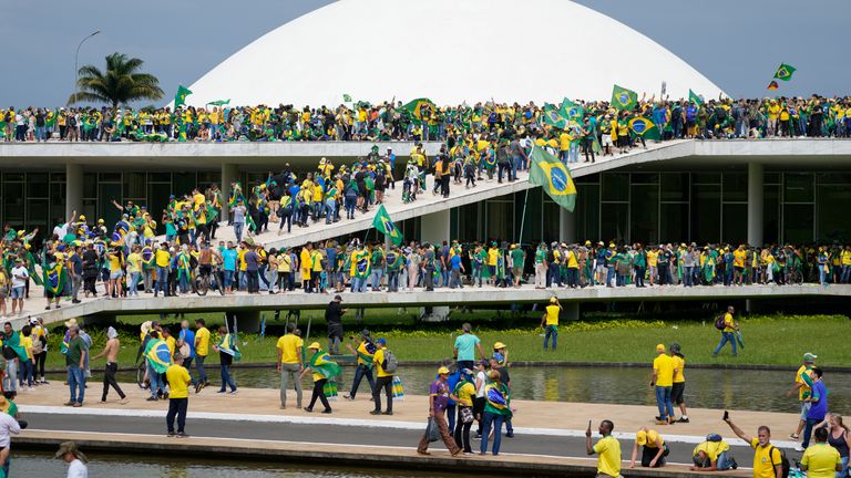 Demonstranti, příznivci brazilského bývalého prezidenta Jaira Bolsonara, zaútočili na budovu Národního kongresu v Brasílii. Obrázek: AP