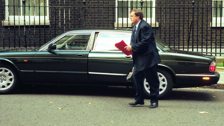 Obr: Clive Limpkin/Daily Mail/Shutterstock Místopředseda vlády John Prescott přijíždí na Downing Street 10 v zeleném jaguáru na schůzku se zástupci odborů.  Místopředseda vlády John Prescott přijíždí na Downing Street 10 v zeleném jaguáru na setkání se zástupci odborů.