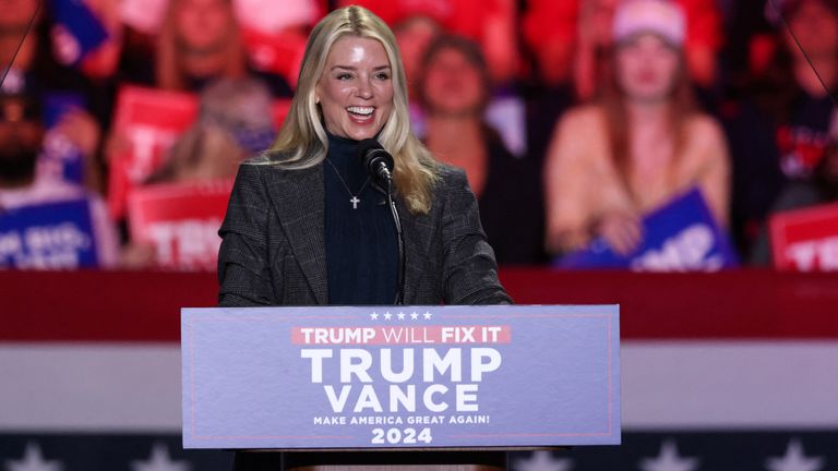 Pam Bondi mluví během Trumpova shromáždění v listopadu 2024. Obr: Reuters