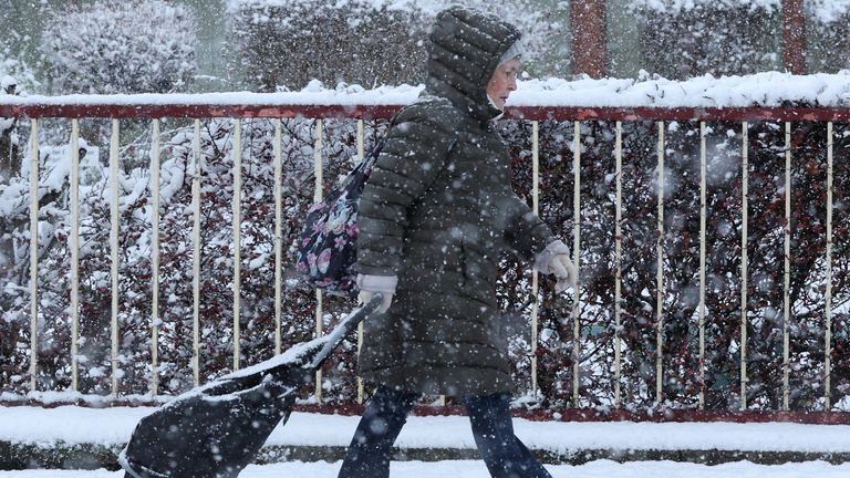 Žena vzdoruje sněhu v Aviemore ve Skotsku. Snímek: Reuters