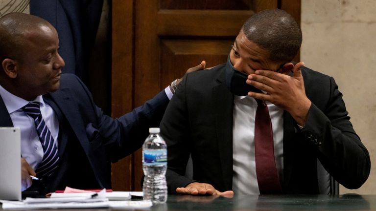 Herec Jussie Smollett si utírá slzy poté, co jeho babička svědčila při jeho vynesení rozsudku v Leighton Criminal Court Building v Chicagu, Illinois, USA, 10. března 2022. Brian Cassella/Pool prostřednictvím agentury REUTERS