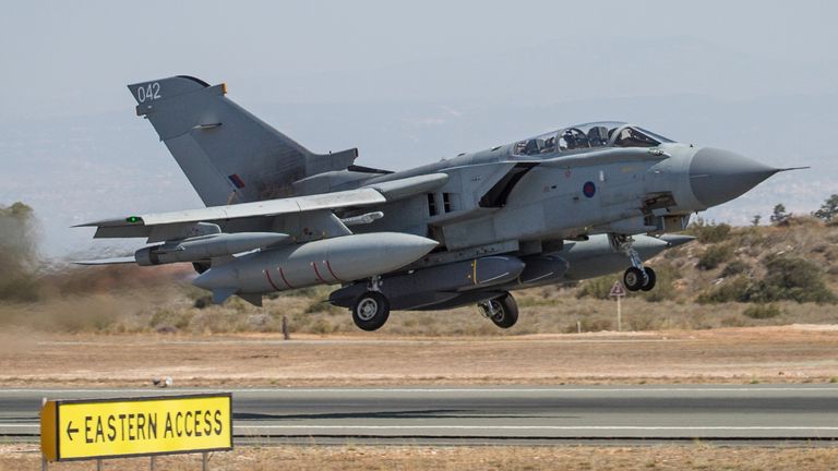 Tornado GR4 s řízenými střelami Storm Shadow (uprostřed) v roce 2016 Pic: Crown copyright