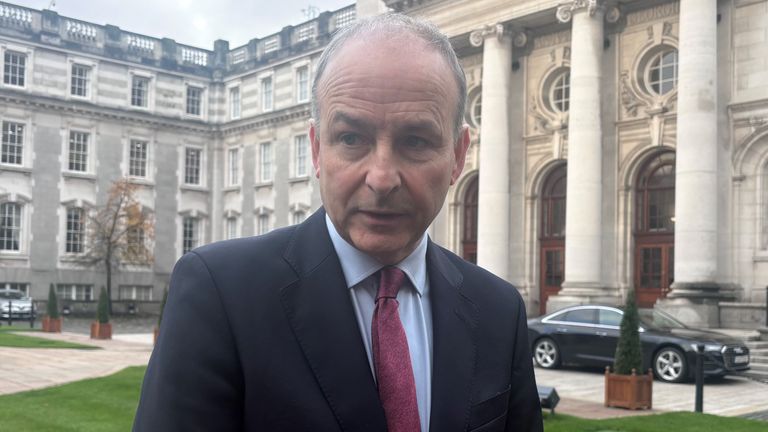 Tanaiste Micheal Martin v rozhovoru pro média mimo Government Buildings v Dublinu, kde řekl, že Sinn Fein má "skutečné problémy" při řešení záležitostí sexuálních zločinů poté, co Mary Lou McDonald řekla, že dojde k "kompletní generální oprava" o vládnutí ve straně. Datum snímku: úterý 8. října 2024.