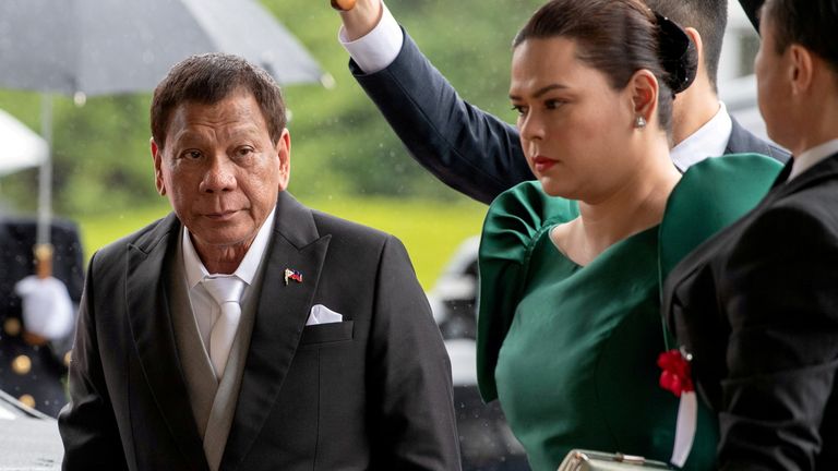 Prezident Duterte (vlevo) na snímku s dcerou Sarou Duterte-Carpio v roce 2019