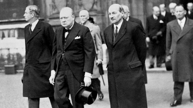 Sir Winston Churchill (druhý zleva) a Clement Attlee ve Westminsteru. Obrázek: PA