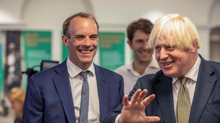 Britský premiér Boris Johnson a ministr zahraničí Dominic Raab navštívili Krizové centrum Úřadu pro zahraniční věci, Commonwealth and Development Office (FCDO) v Londýně, Británie 27. srpna 2021. Jeff Gilbert/Pool prostřednictvím agentury REUTERS