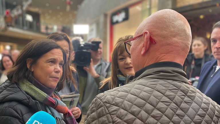 Vůdkyně Sinn Fein Mary Lou McDonald promlouvá k veřejnosti, když agituje v nákupním centru Swords Pavilions, Co Dublin, před všeobecnými volbami 29. listopadu. Datum snímku: neděle 24. listopadu 2024.