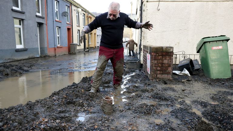 Rezident Rob Scholes, 75, se pohybuje bahnem v místě sesuvu bahna po bouři Bert v Cwmtillery, Jižní Wales, Británie, 25. listopadu 2024. REUTERS/Hollie Adams