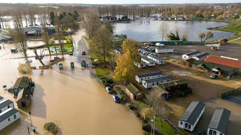 Záplavová voda pokrývá části Billing Aquadrome v Northamptonshire. Bouře Bert bude i nadále přinášet poruchy do pondělí poté, co způsobily přívalové lijáky "zničující" povodně o víkendu. Datum snímku: pondělí 25. listopadu 2024. PA Foto. Viz příběh PA POČASÍ Berte. Fotografický kredit by měl znít: Jordan Pettitt/PA Wire